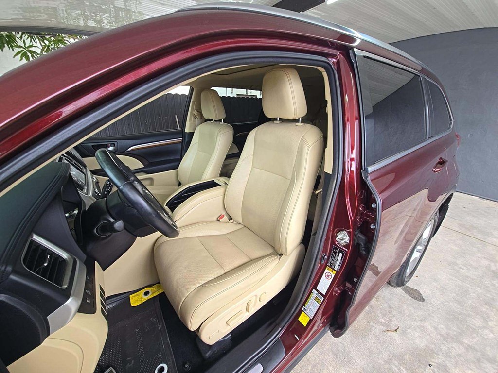 Photo 6 of this TOYOTA HIGHLANDER