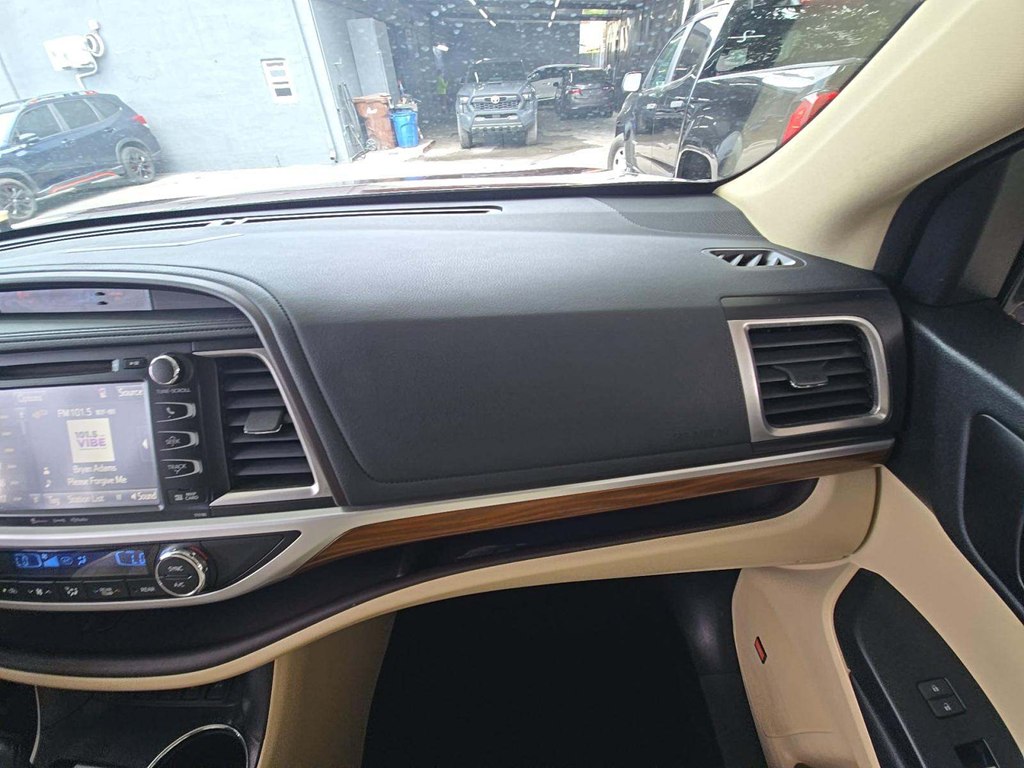 Photo 7 of this TOYOTA HIGHLANDER