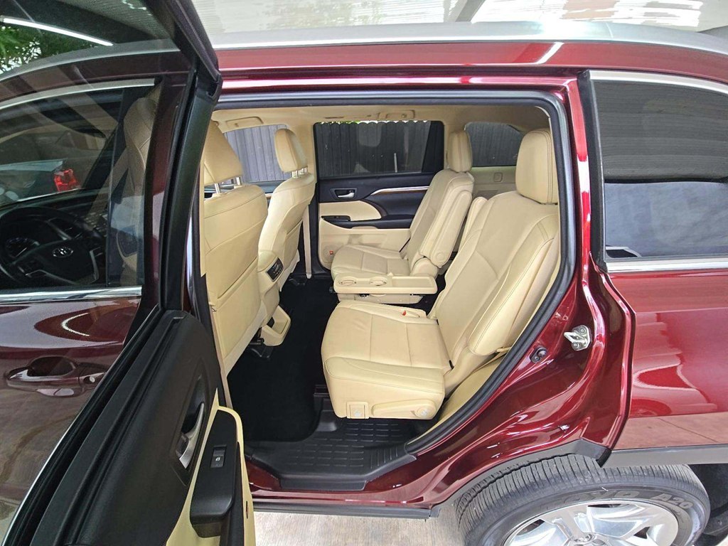 Photo 8 of this TOYOTA HIGHLANDER