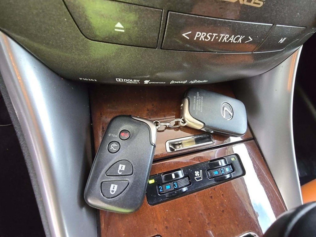 Photo 18 of this LEXUS IS 250C