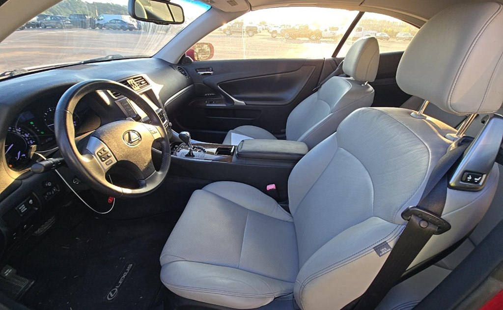 Photo 6 of this LEXUS IS 250C