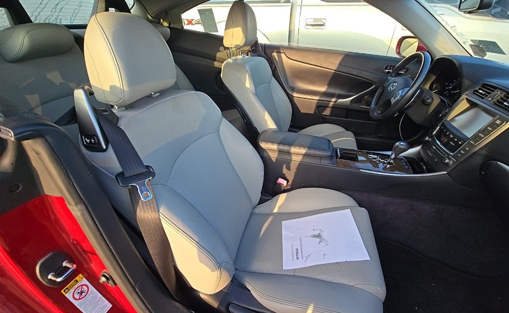 Photo 7 of this LEXUS IS 250C