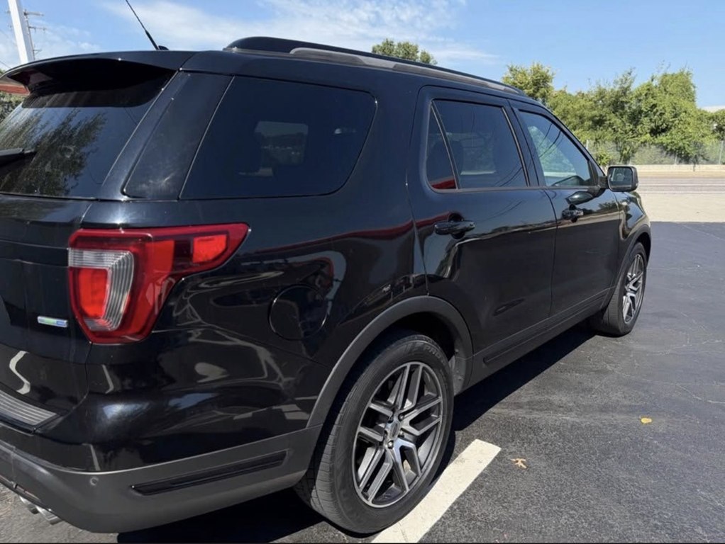 Photo 3 of this FORD EXPLORER