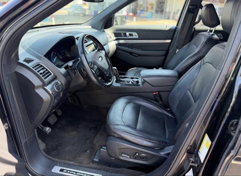Photo 4 of this FORD EXPLORER