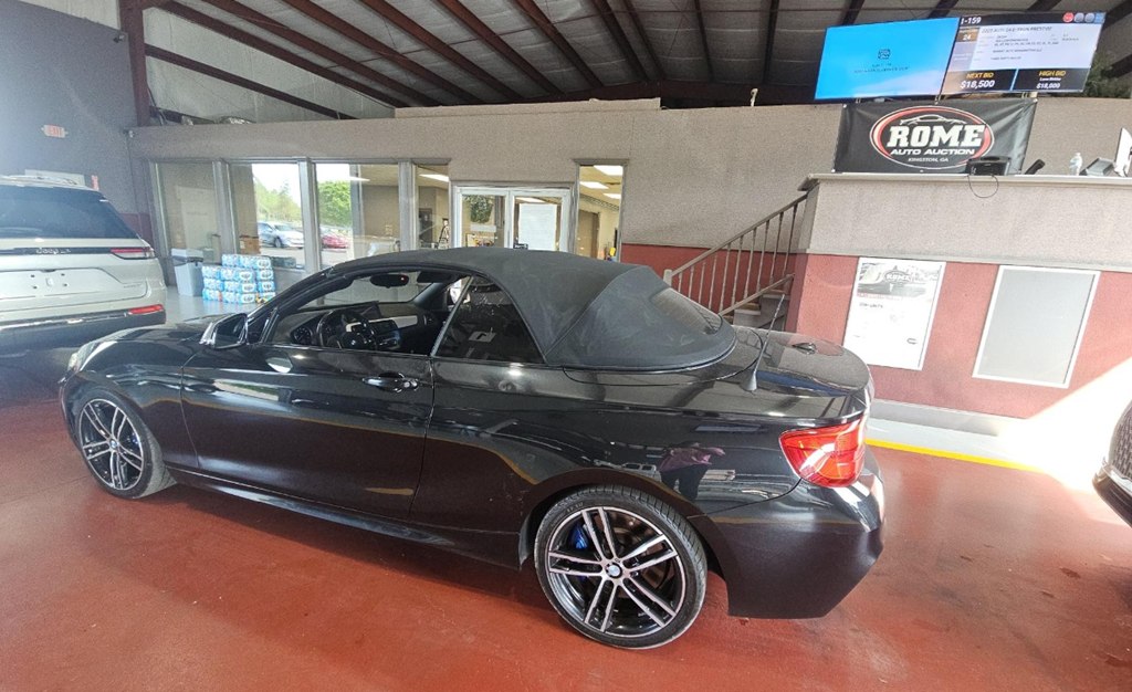 Photo 5 of this BMW 2 SERIES