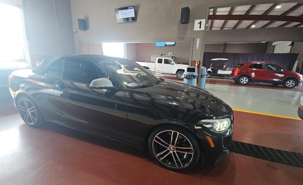 Photo 2 of this BMW 2 SERIES