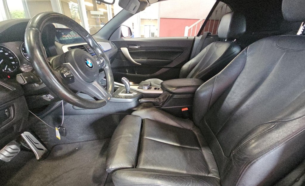 Photo 6 of this BMW 2 SERIES