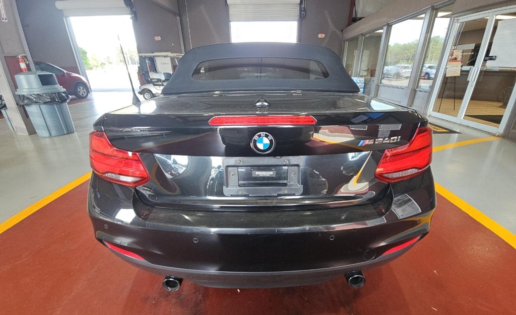 Photo 4 of this BMW 2 SERIES