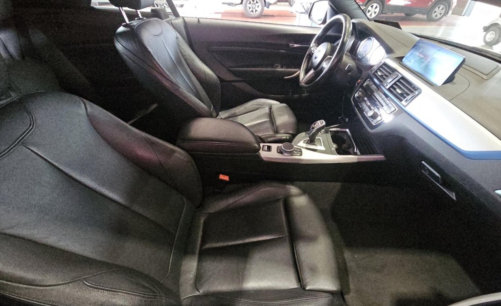 Photo 7 of this BMW 2 SERIES
