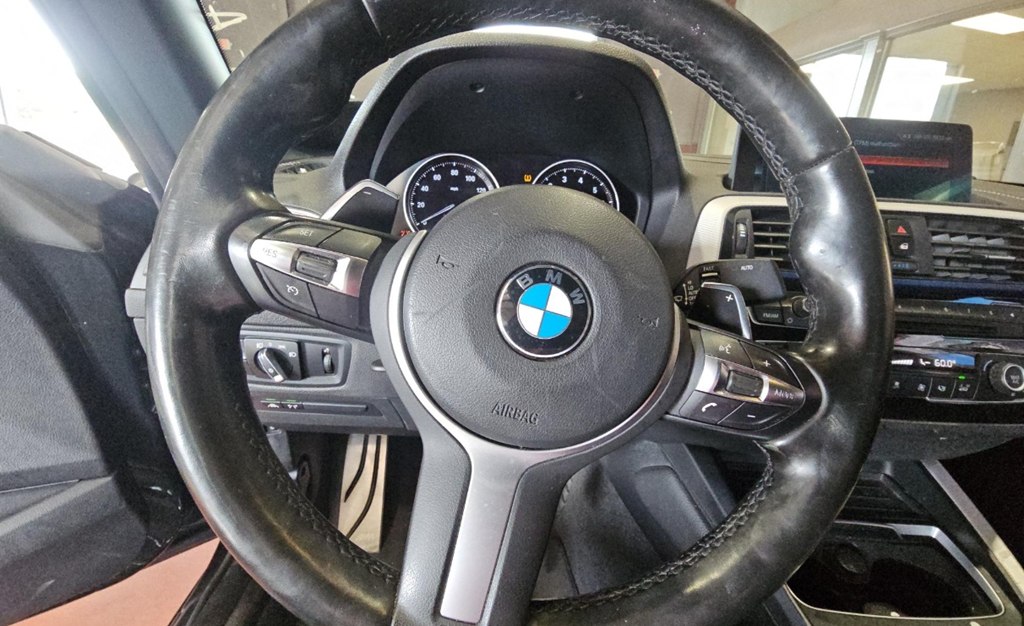 Photo 8 of this BMW 2 SERIES