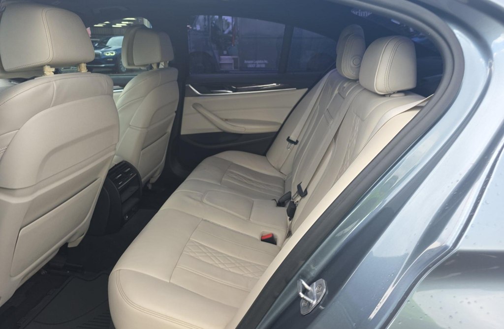 Photo 12 of this BMW 5 SERIES