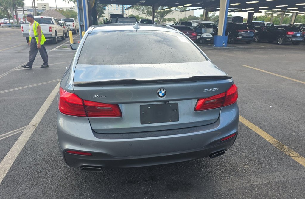Photo 5 of this BMW 5 SERIES
