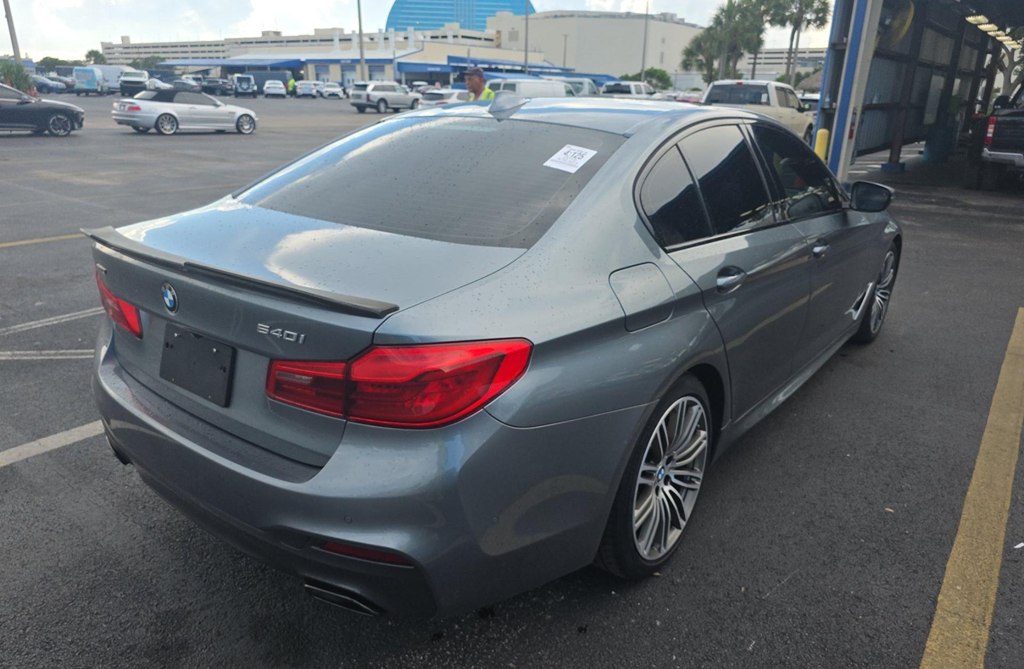 Photo 4 of this BMW 5 SERIES
