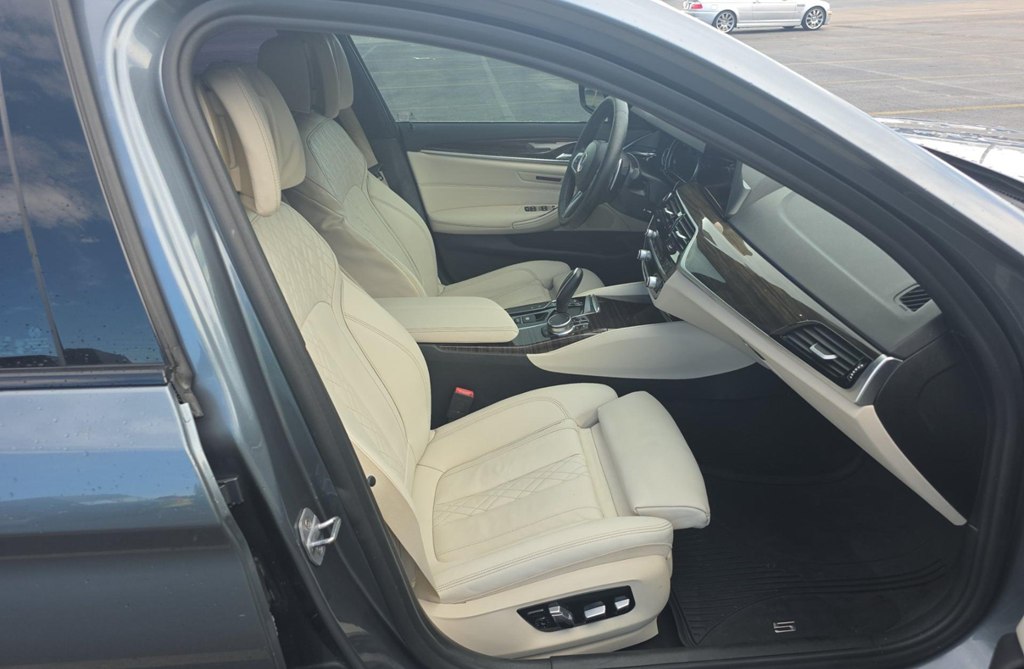 Photo 8 of this BMW 5 SERIES