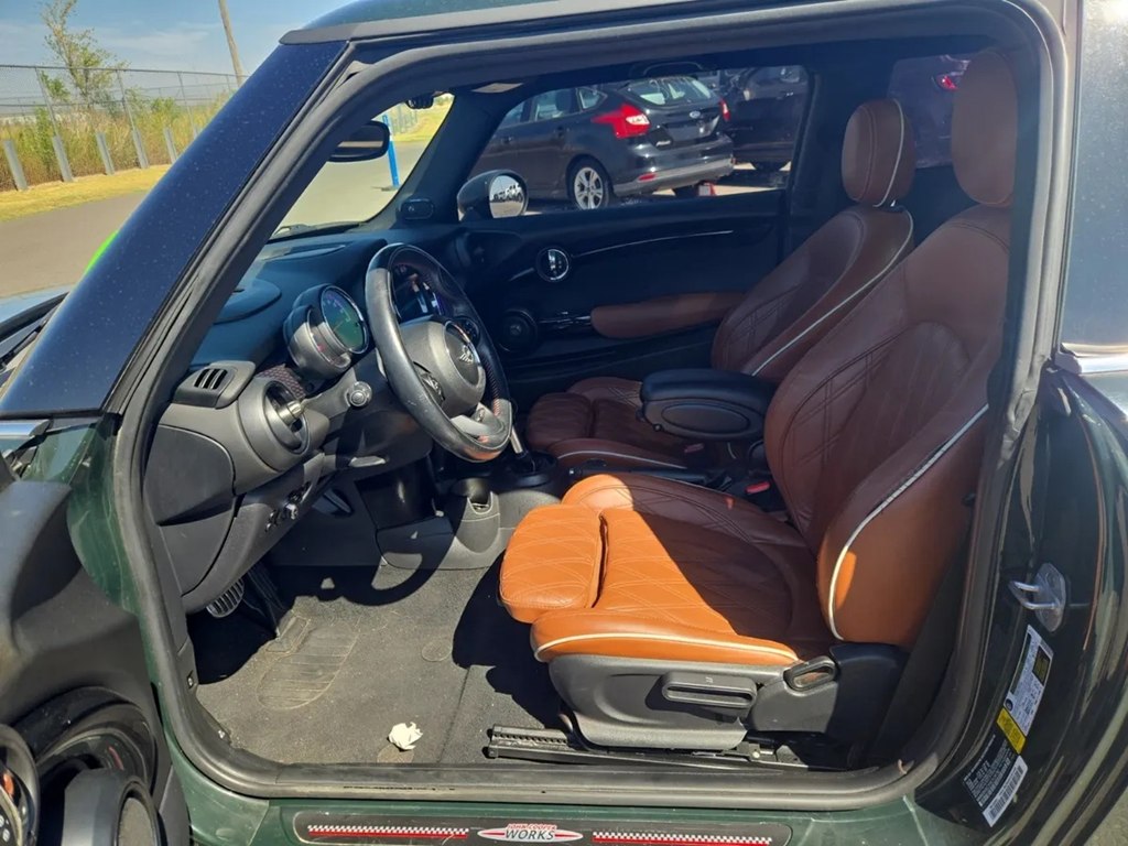 Photo 9 of this MINI HARDTOP 2 DOOR