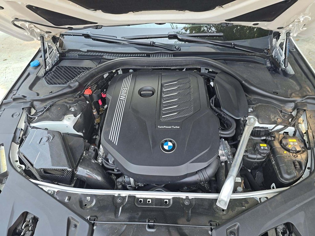 Photo 16 of this BMW 8 SERIES