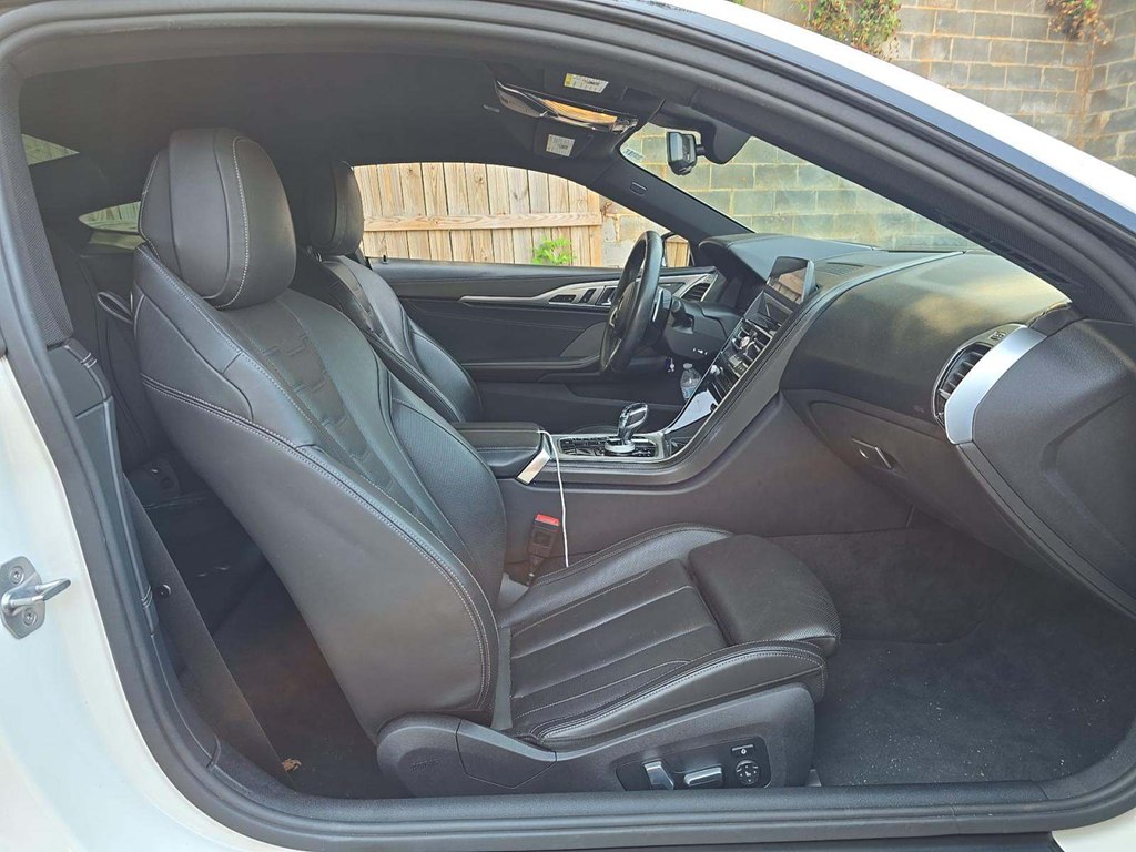 Photo 12 of this BMW 8 SERIES