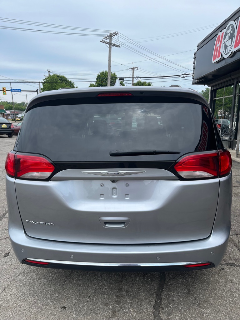 Photo 4 of this CHRYSLER PACIFICA