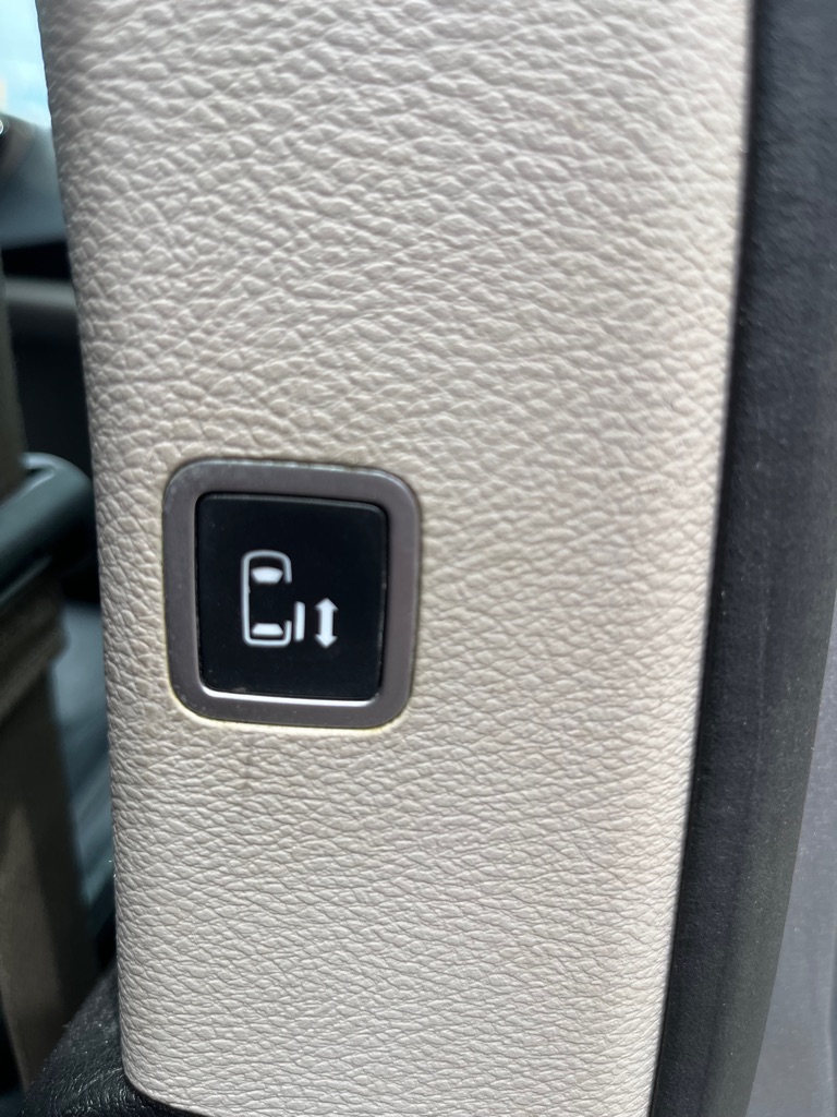 Photo 8 of this CHRYSLER PACIFICA