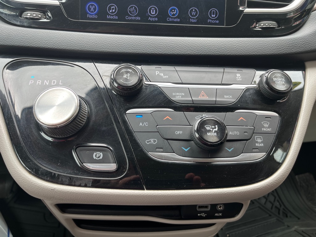 Photo 13 of this CHRYSLER PACIFICA