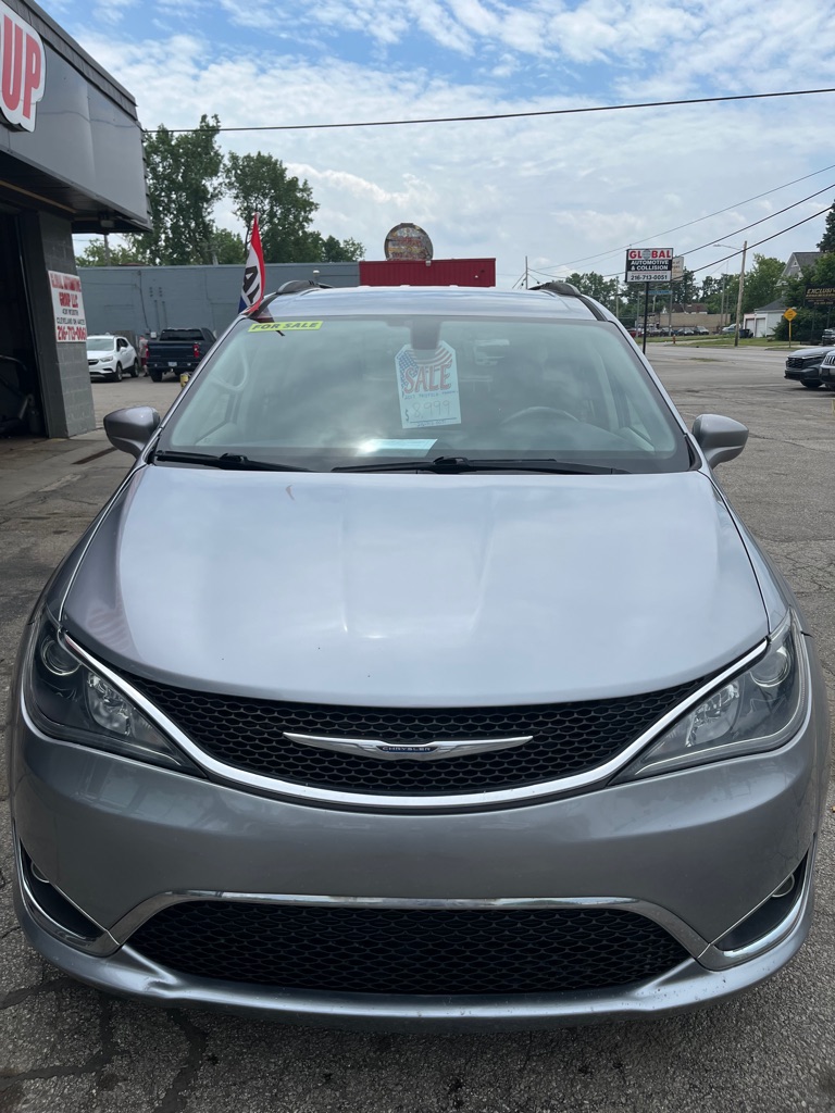 Photo 2 of this CHRYSLER PACIFICA