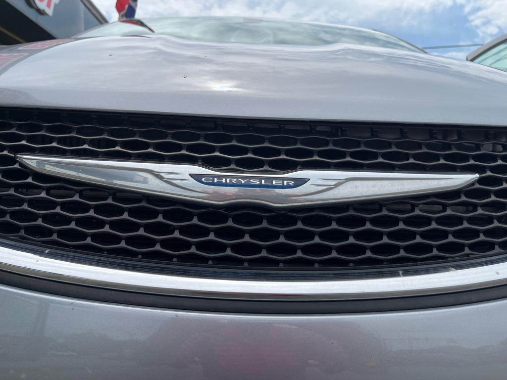 Photo 19 of this CHRYSLER PACIFICA