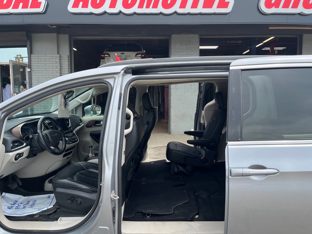 Photo 18 of this CHRYSLER PACIFICA
