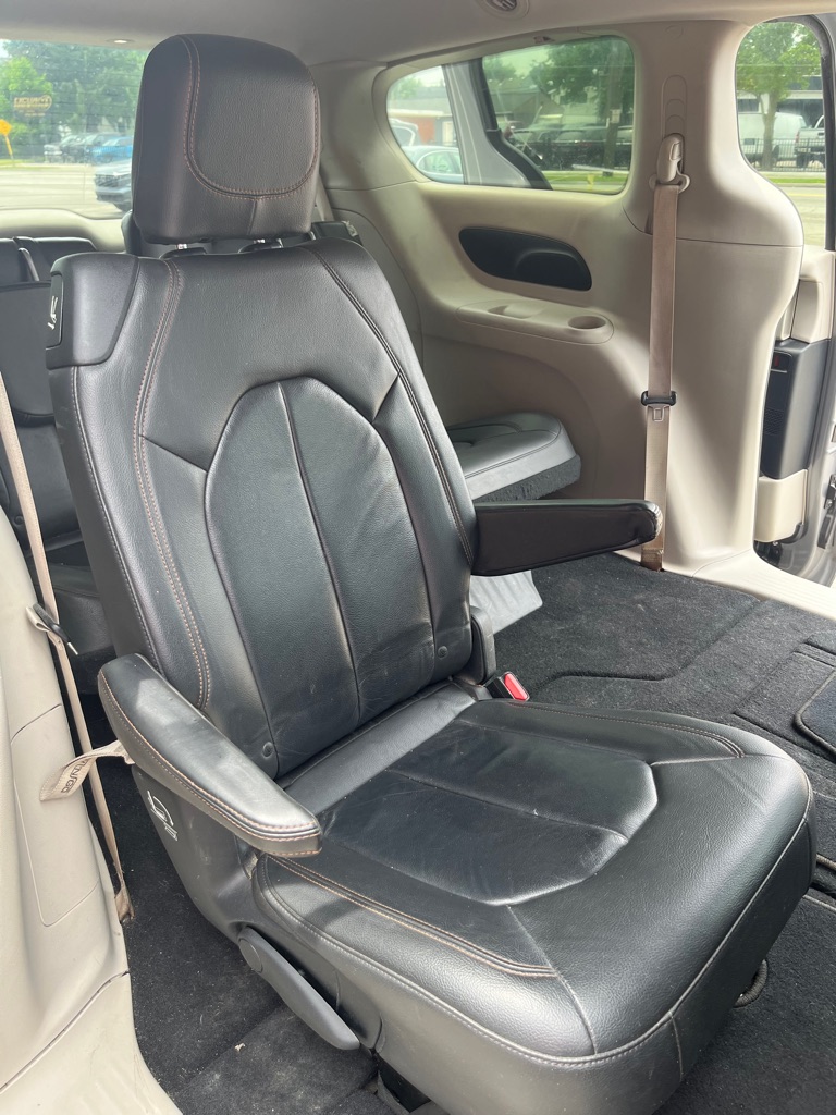 Photo 7 of this CHRYSLER PACIFICA