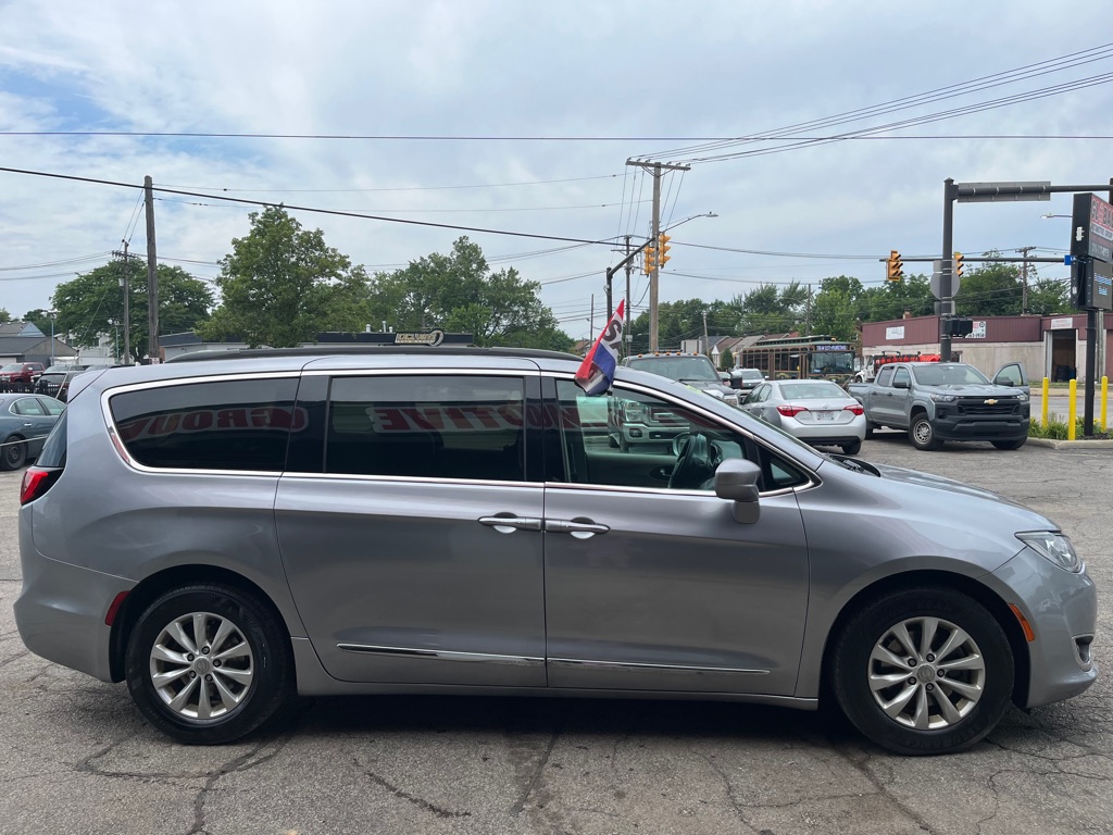 Photo 3 of this CHRYSLER PACIFICA