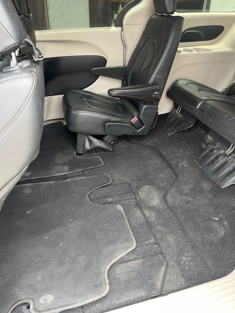 Photo 9 of this CHRYSLER PACIFICA