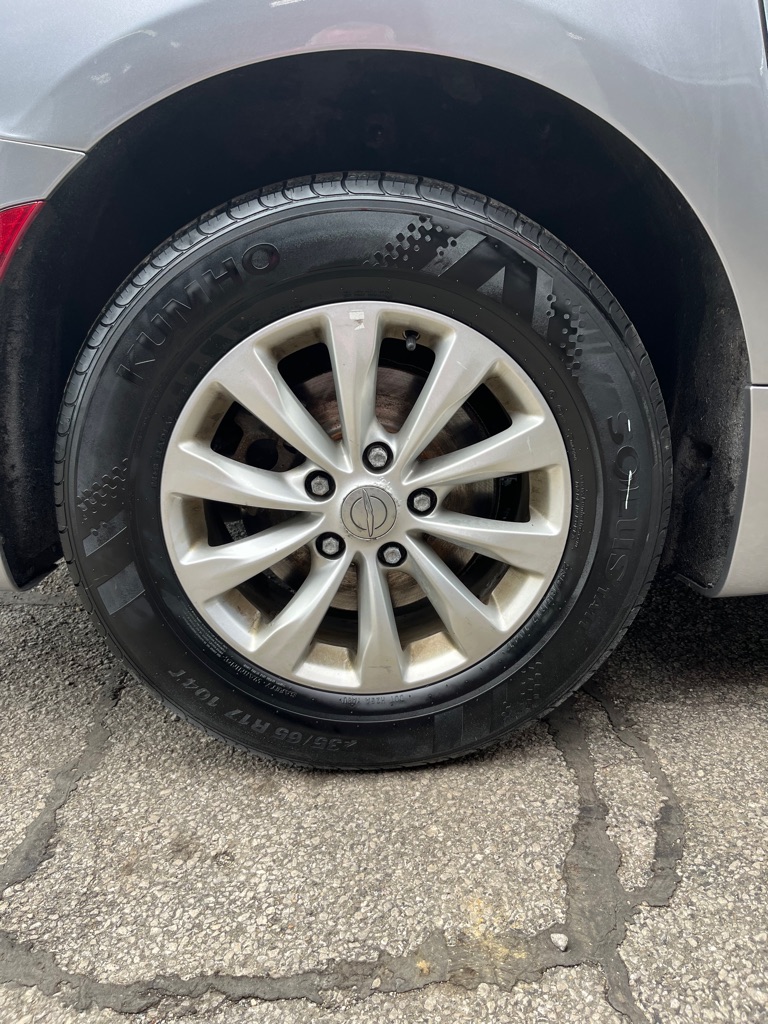 Photo 23 of this CHRYSLER PACIFICA