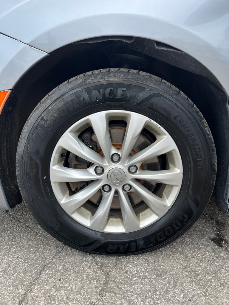 Photo 21 of this CHRYSLER PACIFICA