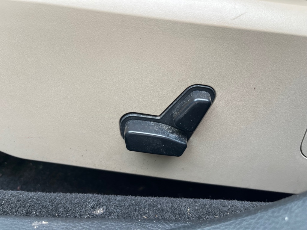 Photo 10 of this CHRYSLER 200