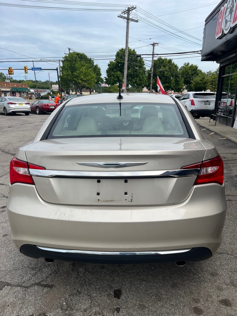 Photo 4 of this CHRYSLER 200