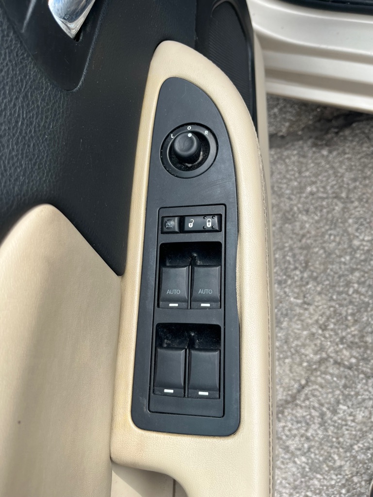 Photo 9 of this CHRYSLER 200
