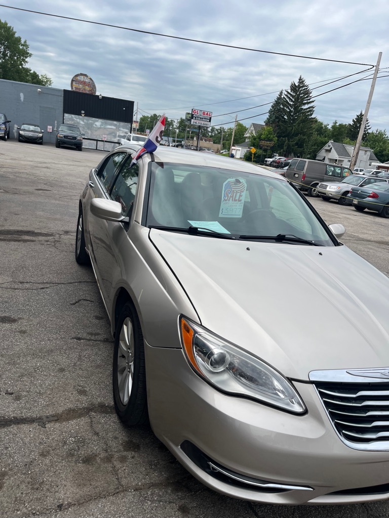 Photo 15 of this CHRYSLER 200