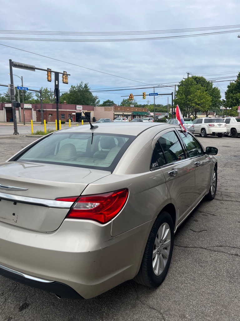 Photo 16 of this CHRYSLER 200