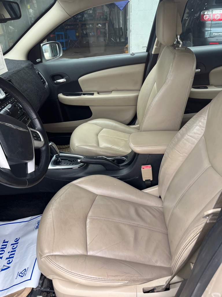 Photo 8 of this CHRYSLER 200