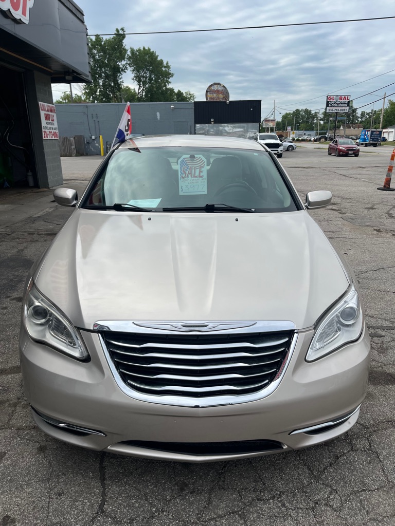Photo 2 of this CHRYSLER 200