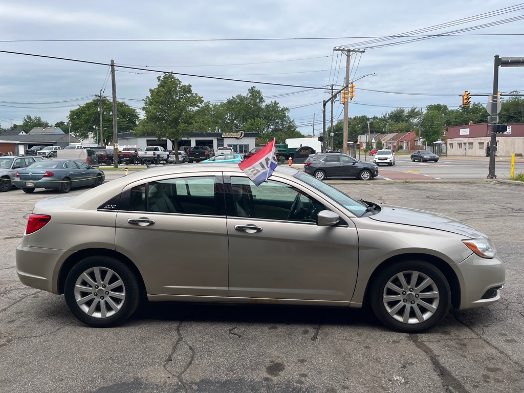 Photo 3 of this CHRYSLER 200