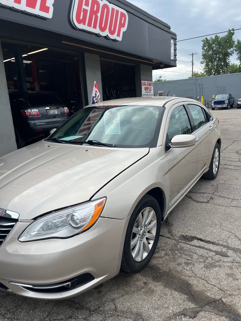 Photo 14 of this CHRYSLER 200
