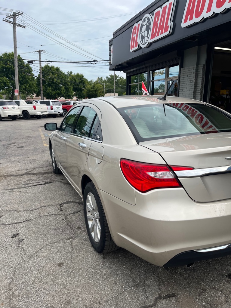 Photo 17 of this CHRYSLER 200