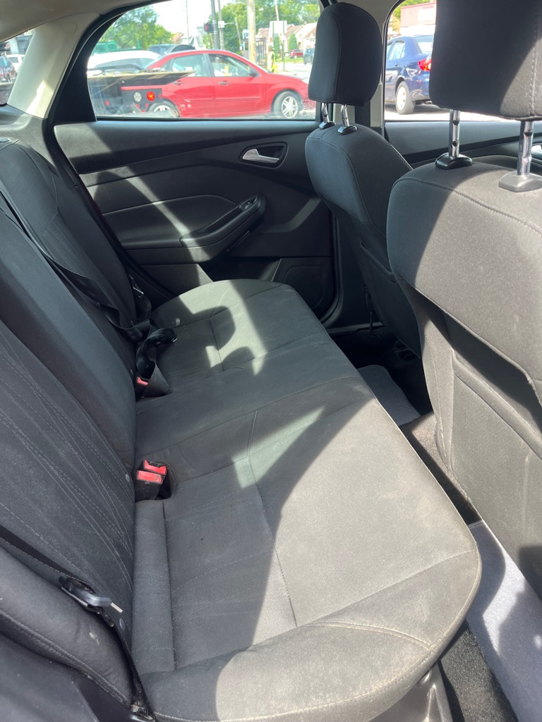 Photo 11 of this FORD FOCUS