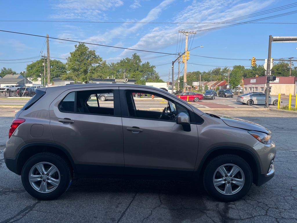 Photo 3 of this CHEVROLET TRAX