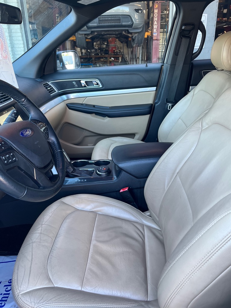Photo 11 of this FORD EXPLORER