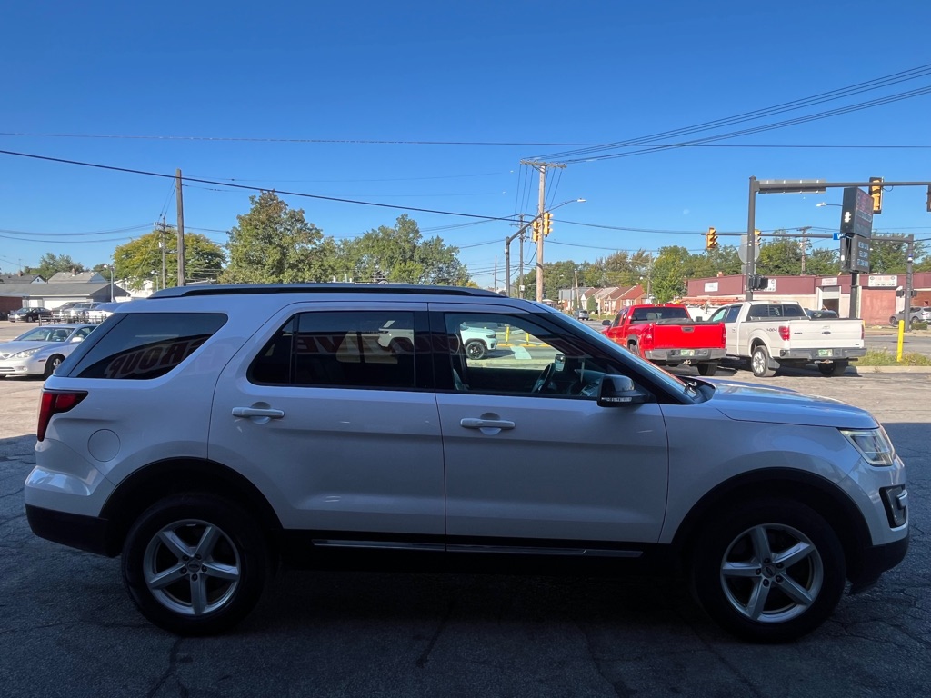 Photo 3 of this FORD EXPLORER