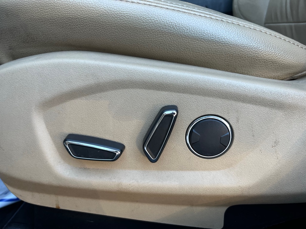 Photo 14 of this FORD EXPLORER