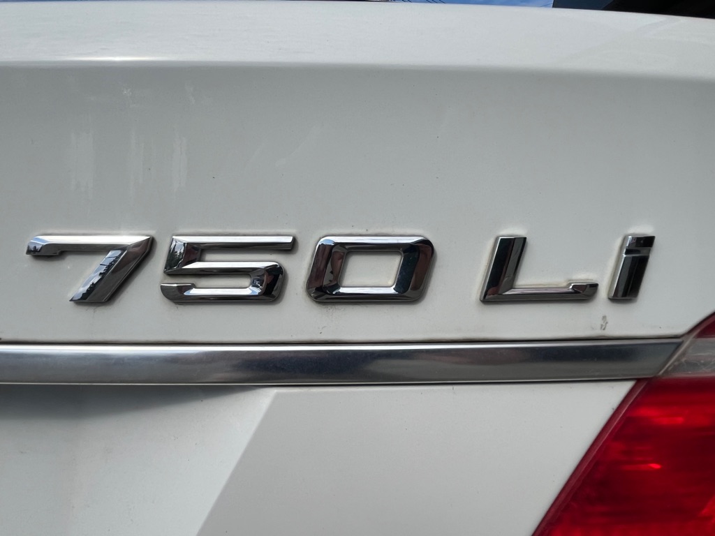 Photo 21 of this BMW 7 SERIES