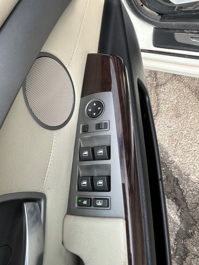 Photo 11 of this BMW 7 SERIES