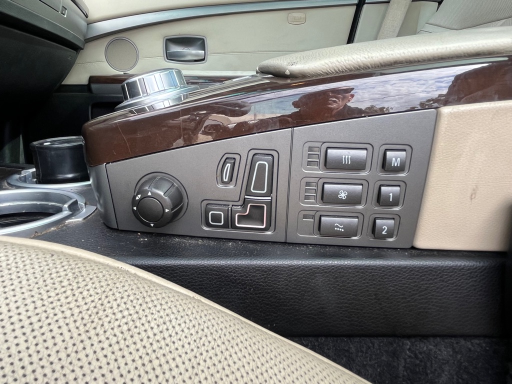 Photo 12 of this BMW 7 SERIES